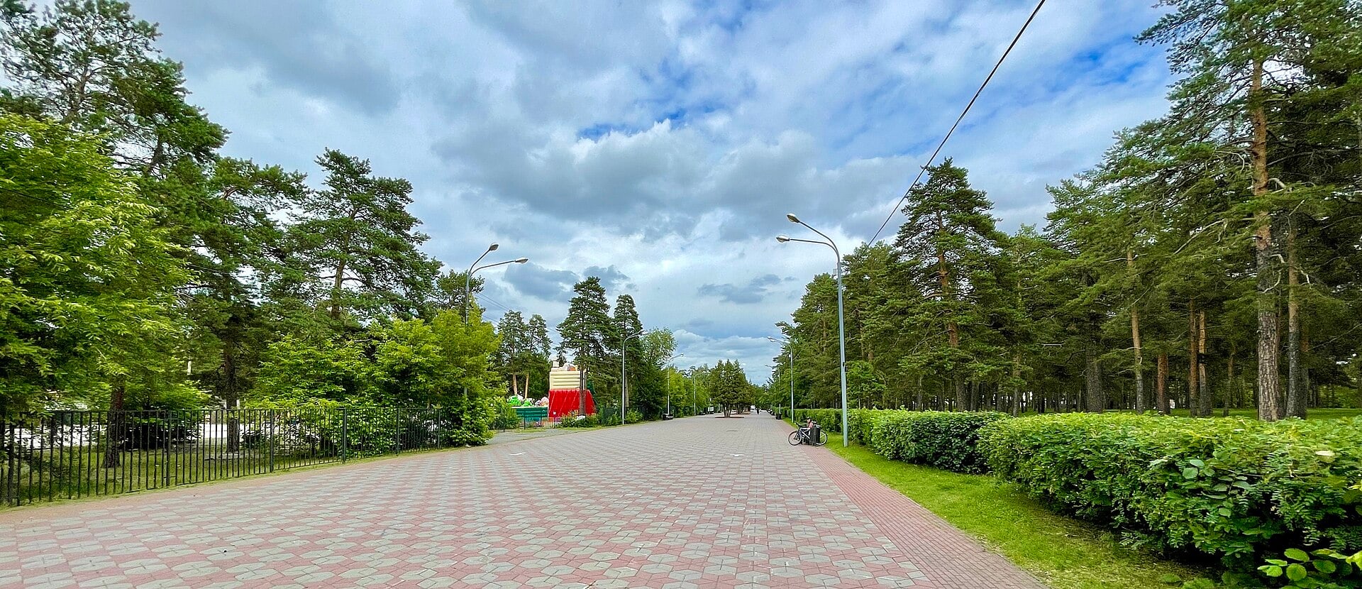 Зелёная прогулочная аллея парка Гагарина